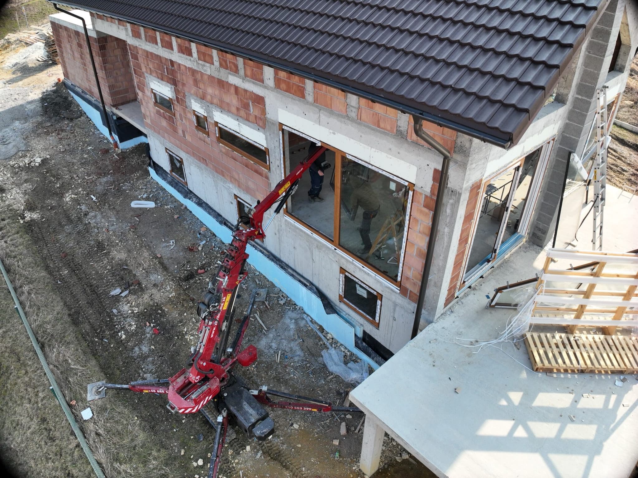 Manipulator szybowy przy montażu okna wielkoformatowego w domu jednorodzinnym — realizacja OLMAR