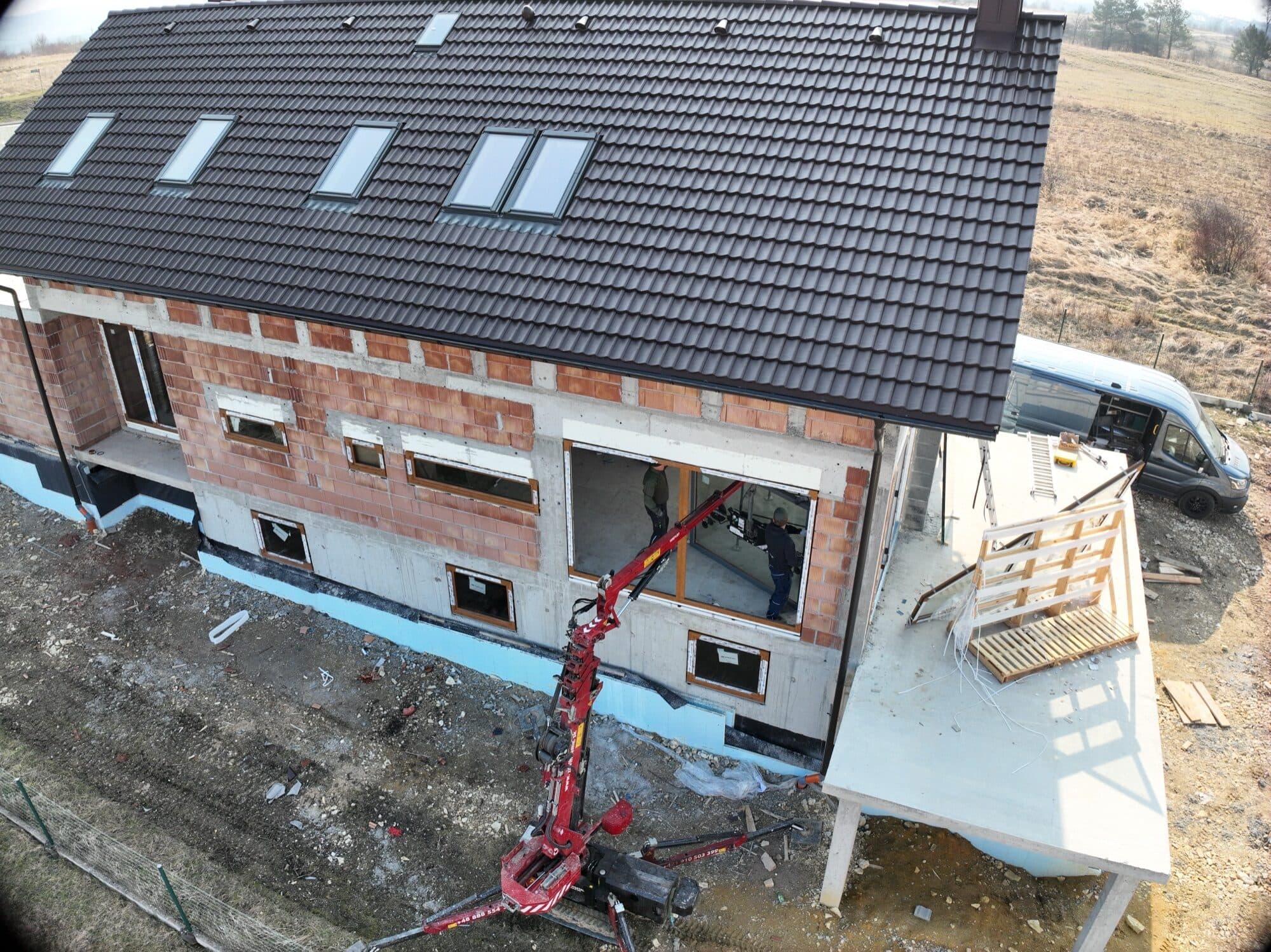 Mała deweloperka — ekipa przy montażu okna — Małopolska, Montaż warstwowy