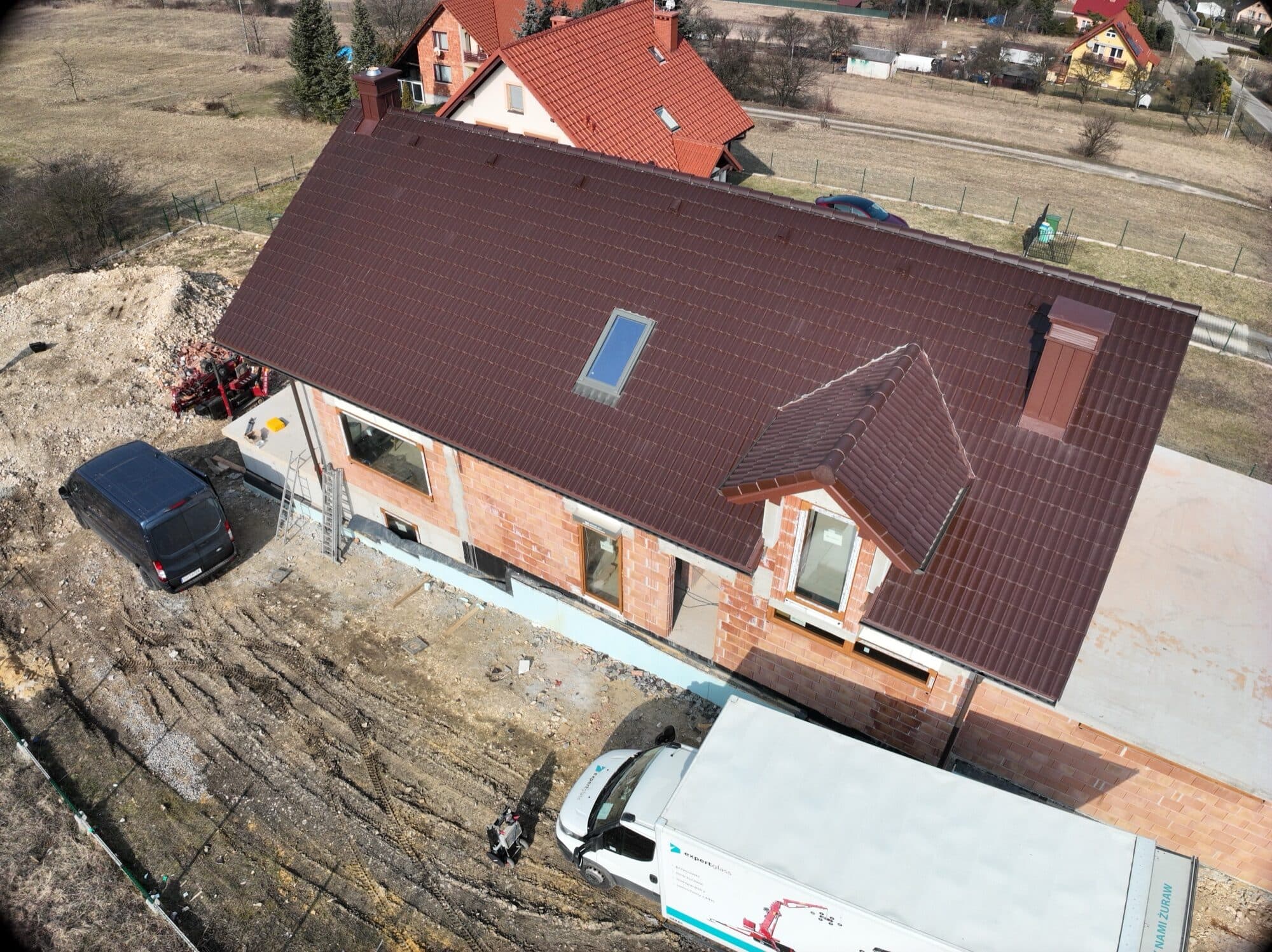 Dom jednorodzinny w cegle — montaż okien i drzwi — Małopolska, Montaż warstwowy