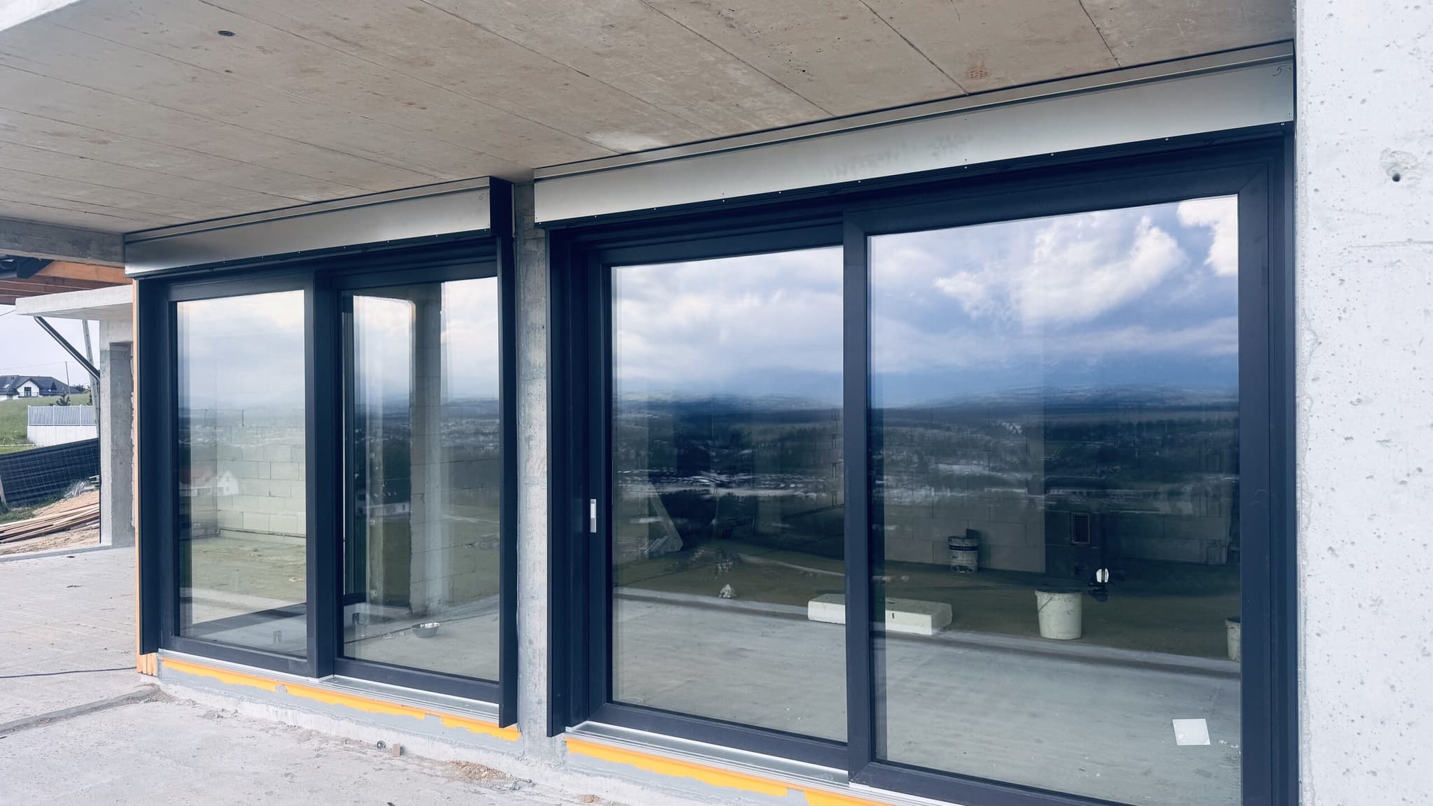 Drzwi przesuwne HST aluminium antracyt — zbliżenie z odbiciem Tatr