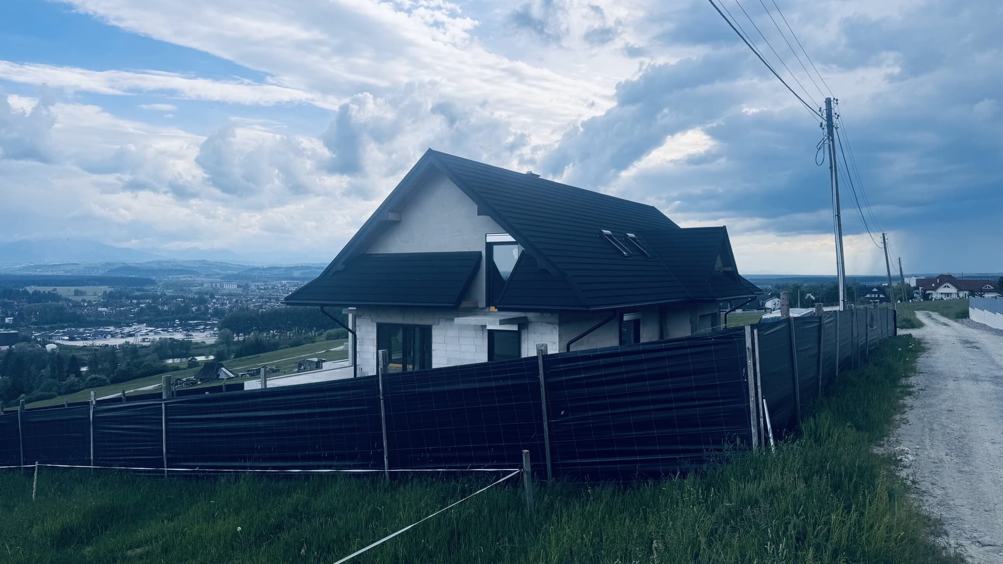 Dom górski Nowy Targ — okna i drzwi aluminiowe antracyt, panorama Tatr w tle