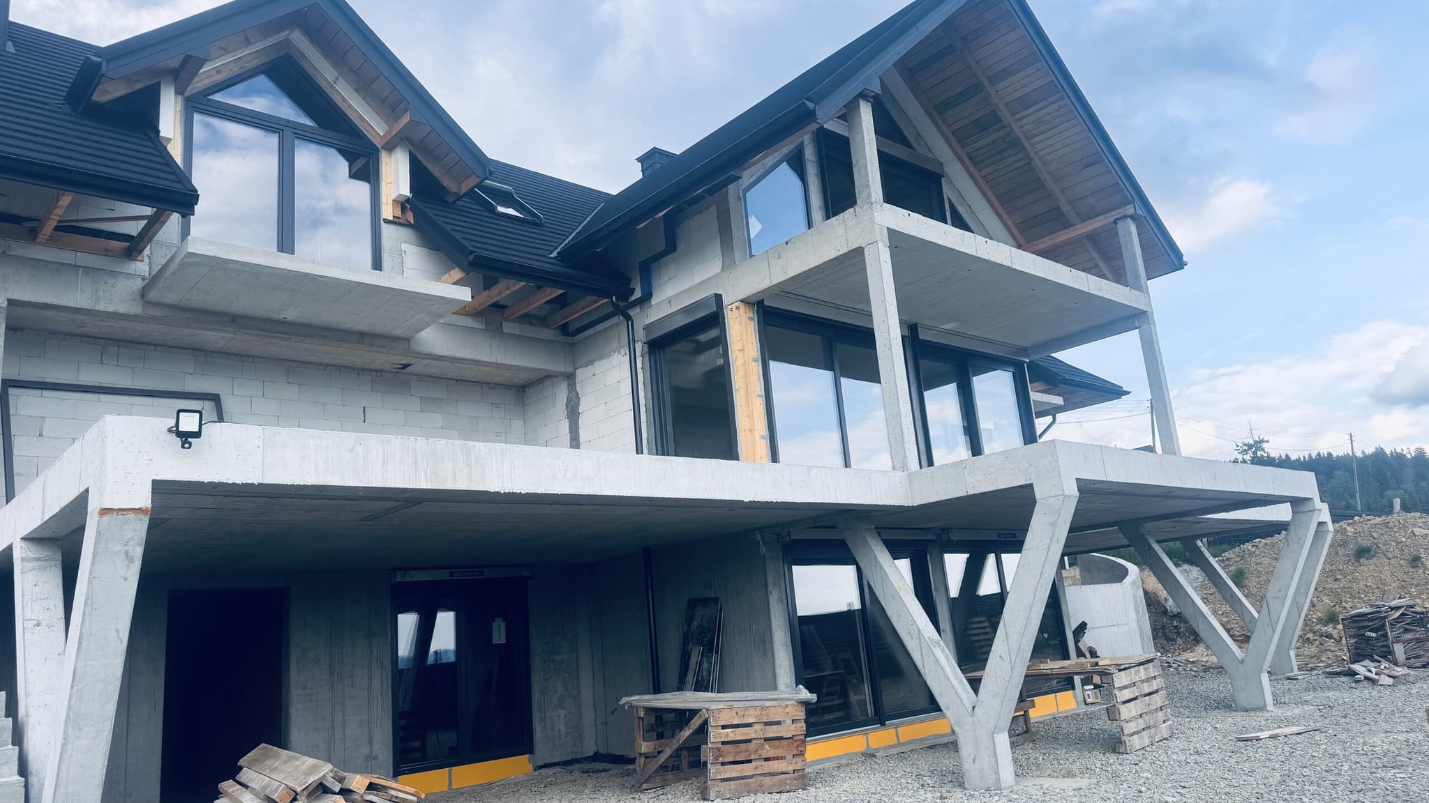 Aluminiowe okna panoramiczne — widok boczny, dom górski Podhale