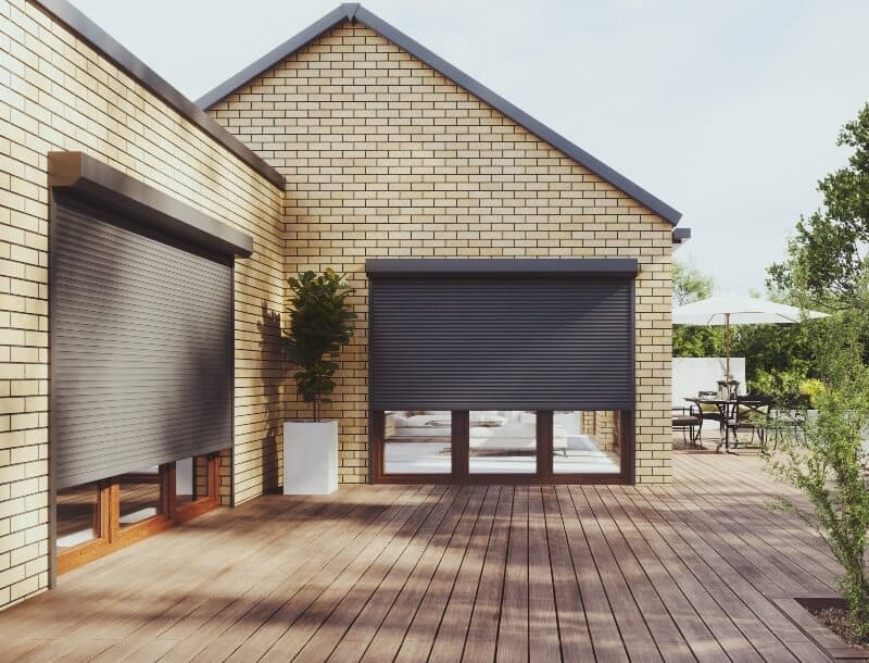 Jak i czym umyć rolety zewnętrzne — praktyczny poradnik